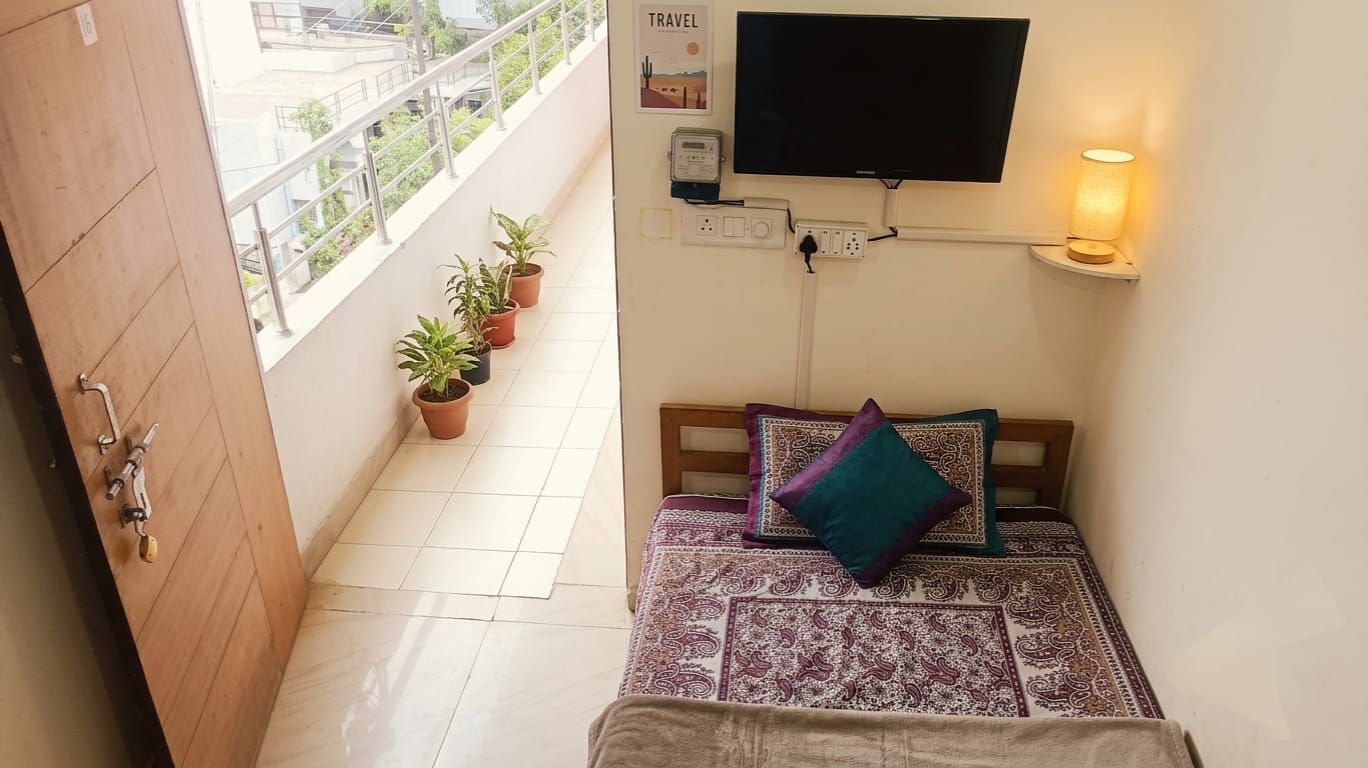 Comfortable furnished room at Hostels Wala